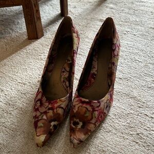 Bandolino floral kitten heels